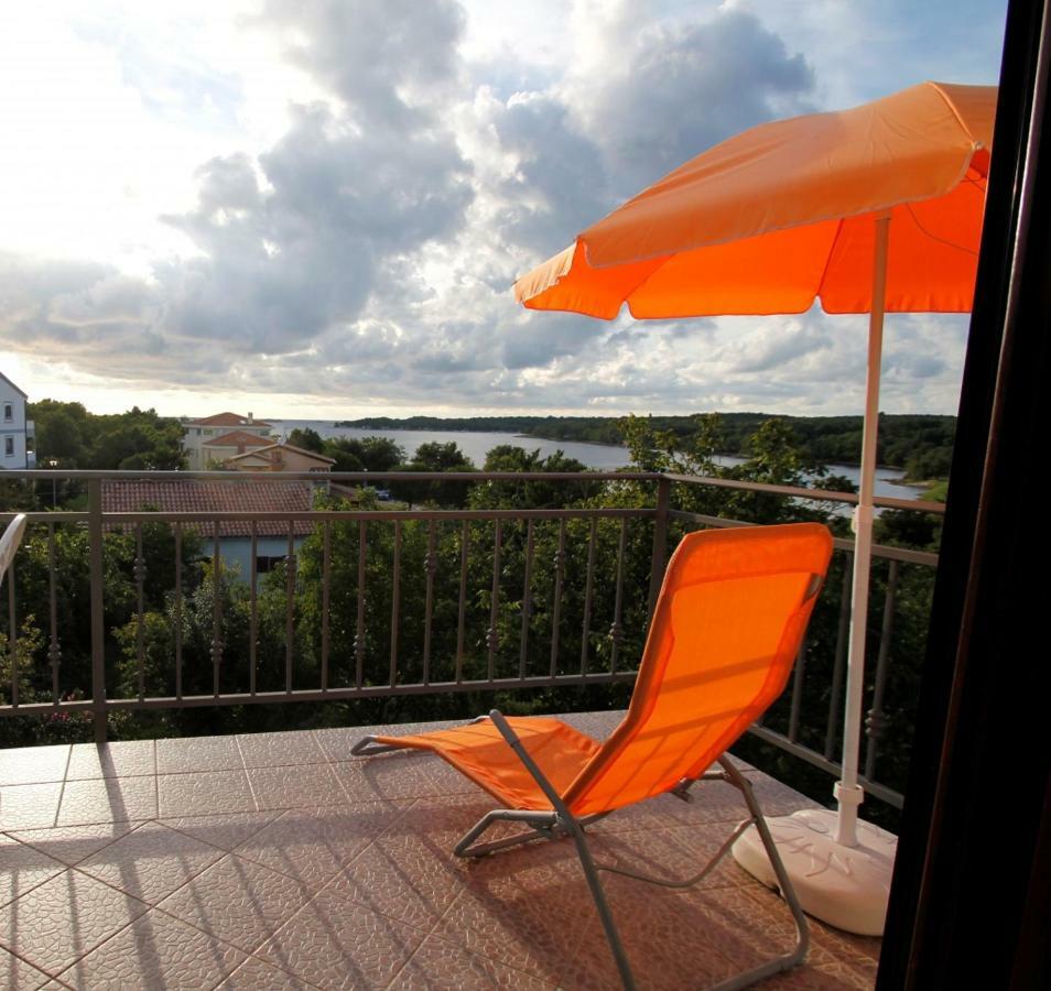 Apartment In Funtana With Seaview, Balcony, Air Condition, Wifi Ngoại thất bức ảnh